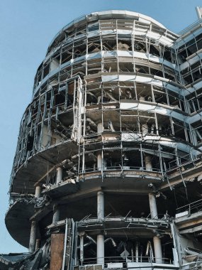 Harkiv 'deki savaşın yıkıcı etkisine tanık olun. Bu fotoğraf koleksiyonu, yıkılmış binaları ve Rus saldırısının sonuçlarını tasvir ediyor. Bu görüntüler, savaşın neden olduğu insan maliyetinin ve yıkımının kesin bir hatırlatıcısıdır..