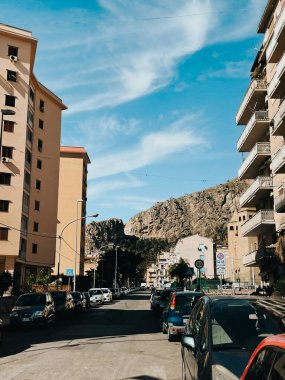 Bu fotoğraflarla Sicilya 'nın güzelliğini keşfedin, Catania' nın canlı caddeleri, Palermo 'nun tarihi yerleri ve Taormina' nın çarpıcı manzaraları. Bu enstantane resimleri bu İtalyan adasının farklı ve büyüleyici özünü yakalar..