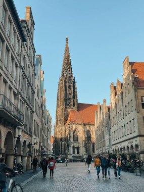 Mnster 'ın büyüleyici caddelerinde dolaşırken bu fotoğraflarda tarihi işaretler görülüyor. Eski ve yeni mimarinin güzel bir karışımı..