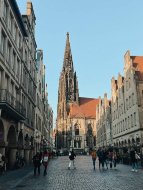 Mnster 'ın büyüleyici caddelerinde dolaşırken bu fotoğraflarda tarihi işaretler görülüyor. Eski ve yeni mimarinin güzel bir karışımı..