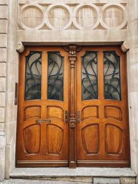 Karmaşık detaylar ve yıpranmış güveç tarihi ve gizemi çağrıştırıyor. Lüksemburg 'un kapıları eşsiz tasarımları ve işçiliğiyle bilinir ve bu da bir istisna değil..