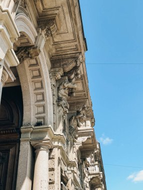 Milan 'ın enerjisini, moda başkentindeki ikonik Duomo ve günlük hayatın yer aldığı bu fotoğraflarla yakalayın. Bu fotoğraf koleksiyonu, Milan 'ın Duomo katedrali ve hareketli şehir caddeleri de dahil olmak üzere en önemli anlarını sergiliyor..