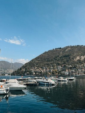 Como Gölü 'nün güzelliğini bu seyahat fotoğraflarıyla keşfetmek, sakin sularını, büyüleyici göl kentleri ve pitoresk manzaralarını sergilemek. Bu fotoğraflar, bu İtalyan varış yerinin huzurlu cazibesine bir göz atmamızı sağlıyor..