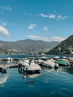Como Gölü 'nün güzelliğini bu seyahat fotoğraflarıyla keşfetmek, sakin sularını, büyüleyici göl kentleri ve pitoresk manzaralarını sergilemek. Bu fotoğraflar, bu İtalyan varış yerinin huzurlu cazibesine bir göz atmamızı sağlıyor..