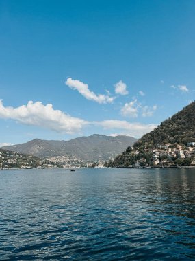 Como Gölü 'nün güzelliğini bu seyahat fotoğraflarıyla keşfetmek, sakin sularını, büyüleyici göl kentleri ve pitoresk manzaralarını sergilemek. Bu fotoğraflar, bu İtalyan varış yerinin huzurlu cazibesine bir göz atmamızı sağlıyor..