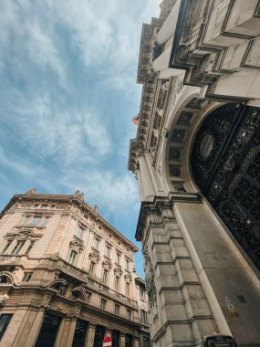 Milan 'ın enerjisini, moda başkentindeki ikonik Duomo ve günlük hayatın yer aldığı bu fotoğraflarla yakalayın. Bu fotoğraf koleksiyonu, Milan 'ın Duomo katedrali ve hareketli şehir caddeleri de dahil olmak üzere en önemli anlarını sergiliyor..
