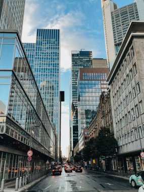 Frankfurt 'un büyüleyici Altstadt' ında (Eski Şehir) gezinmek ve şehrin tarihi ve modern ufuk çizgisinin canlı karışımını emmek..
