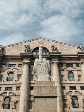 Milan 'ın enerjisini, moda başkentindeki ikonik Duomo ve günlük hayatın yer aldığı bu fotoğraflarla yakalayın. Bu fotoğraf koleksiyonu, Milan 'ın Duomo katedrali ve hareketli şehir caddeleri de dahil olmak üzere en önemli anlarını sergiliyor..