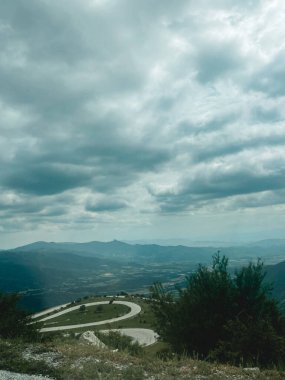 Olimpos Dağı 'nda destansı bir yürüyüş macerasına hazır olun, bu muhteşem fotoğrafta gösterildiği gibi! Engebeli dağ tepeleri ve altın güneş ışığı sizi dehşete düşürecek inanılmaz bir zemin hazırlar..