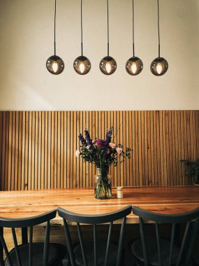 Bu fotoğraf seti, yeni demlenmiş kahvenin kokusuyla dolu küçük bir kafenin atmosferini yakalıyor..