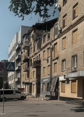 Harkiv 'deki savaşın yıkıcı etkisine tanık olun. Bu fotoğraf koleksiyonu, yıkılmış binaları ve Rus saldırısının sonuçlarını tasvir ediyor. Bu görüntüler, savaşın neden olduğu insan maliyetinin ve yıkımının kesin bir hatırlatıcısıdır.. 