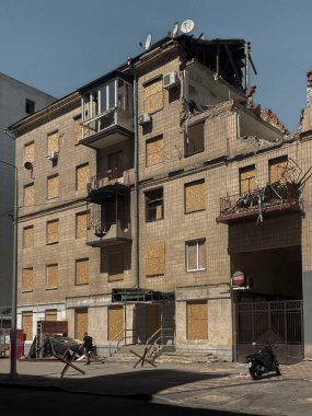 Harkiv 'deki savaşın yıkıcı etkisine tanık olun. Bu fotoğraf koleksiyonu, yıkılmış binaları ve Rus saldırısının sonuçlarını tasvir ediyor. Bu görüntüler, savaşın neden olduğu insan maliyetinin ve yıkımının kesin bir hatırlatıcısıdır.. 