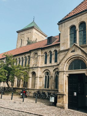 Bremen, Osnabrck, Mnster ve Koblenz gibi büyüleyici Alman şehirlerini keşfedin. Bremen, Osnabrck, Mnster ve Koblenz 'in fotoğraflarıyla Almanya' nın şehir manzarasının çeşitliliğini keşfedin..