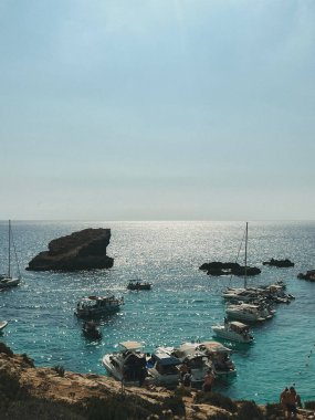 Malta 'nın Mavi Göl' ünün nefes kesici güzelliği bu çarpıcı fotoğraflarla, masmavi sularla, engebeli kayalıklarla ve parlak güneşle. Kendinizi cennet manzarasına daldırın ve bu görüntülerin sizi dinginlik ve doğal harikalar cennetine götürmesine izin verin..