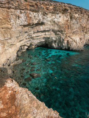 Malta 'nın Mavi Göl' ünün nefes kesici güzelliği bu çarpıcı fotoğraflarla, masmavi sularla, engebeli kayalıklarla ve parlak güneşle. Kendinizi cennet manzarasına daldırın ve bu görüntülerin sizi dinginlik ve doğal harikalar cennetine götürmesine izin verin..