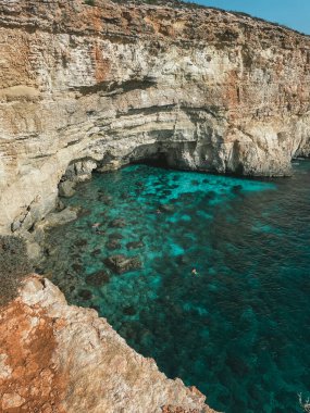 Malta 'nın Mavi Göl' ünün nefes kesici güzelliği bu çarpıcı fotoğraflarla, masmavi sularla, engebeli kayalıklarla ve parlak güneşle. Kendinizi cennet manzarasına daldırın ve bu görüntülerin sizi dinginlik ve doğal harikalar cennetine götürmesine izin verin..