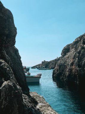 Malta 'nın Mavi Göl' ünün nefes kesici güzelliği bu çarpıcı fotoğraflarla, masmavi sularla, engebeli kayalıklarla ve parlak güneşle. Kendinizi cennet manzarasına daldırın ve bu görüntülerin sizi dinginlik ve doğal harikalar cennetine götürmesine izin verin..