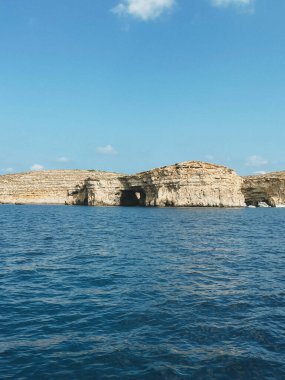 Malta 'nın Mavi Göl' ünün nefes kesici güzelliği bu çarpıcı fotoğraflarla, masmavi sularla, engebeli kayalıklarla ve parlak güneşle. Kendinizi cennet manzarasına daldırın ve bu görüntülerin sizi dinginlik ve doğal harikalar cennetine götürmesine izin verin..