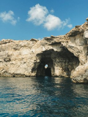 Malta 'nın Mavi Göl' ünün nefes kesici güzelliği bu çarpıcı fotoğraflarla, masmavi sularla, engebeli kayalıklarla ve parlak güneşle. Kendinizi cennet manzarasına daldırın ve bu görüntülerin sizi dinginlik ve doğal harikalar cennetine götürmesine izin verin..