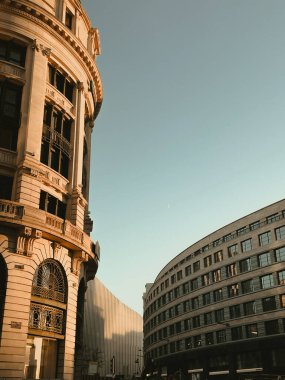 Brüksel 'in özünü bu büyüleyici fotoğraf koleksiyonunda keşfedin, sembolik simgelerini, büyüleyici caddelerini ve canlı atmosferini sergileyin. Bu fotoğraflar, Belçika başkentinin zengin kültürü ve tarihine bir göz atma fırsatı sunuyor..