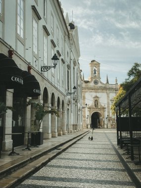 Faro ve Portimo 'nun zıt cazibeleri bu fotoğraflarda gözler önüne seriliyor, bölgenin zengin kültürel mirasını ve büyüleyici Algarve kıyı şeridini gözler önüne seriyor..