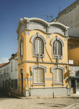 Faro ve Portimo 'nun zıt cazibeleri bu fotoğraflarda gözler önüne seriliyor, bölgenin zengin kültürel mirasını ve büyüleyici Algarve kıyı şeridini gözler önüne seriyor..