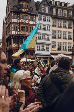 Frankfurt, Almanya - 24.02.2024: Savaşın ikinci yıldönümünde Frankfurt 'ta toplanan kalabalık, Ukrayna ile dayanışma içinde olmak için bayraklar sallıyor ve barış çağrısı yapıyor..