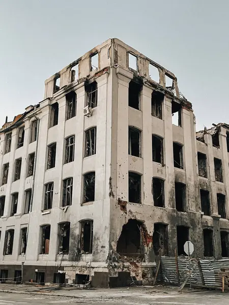 stock image Witness the devastating impact of war in Kharkiv through this collection of photos, depicting ruined buildings and the aftermath of Russian aggression. These images serve as a stark reminder of the human cost and destruction caused by the war.
