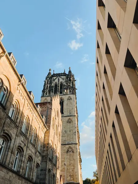 Mnster 'ın büyüleyici caddelerinde dolaşırken bu fotoğraflarda tarihi işaretler görülüyor. Eski ve yeni mimarinin güzel bir karışımı..