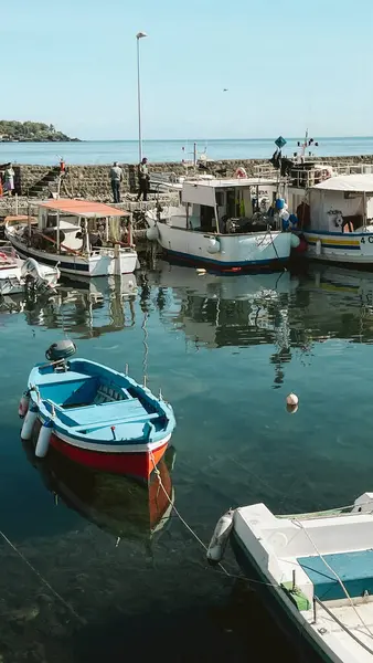 Bu fotoğraflarla Sicilya 'nın güzelliğini keşfedin, Catania' nın canlı caddeleri, Palermo 'nun tarihi yerleri ve Taormina' nın çarpıcı manzaraları. Bu enstantane resimleri bu İtalyan adasının farklı ve büyüleyici özünü yakalar..