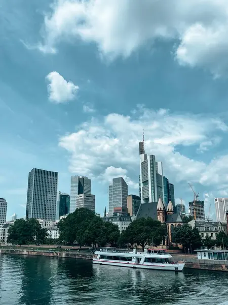 Frankfurt modern gökdelenler ve tarihi mücevherlerin mükemmel bir karışımını sundu. Rmerberg 'den Mainhattan siluetine kadar bu dinamik şehirde herkes için bir şeyler var..