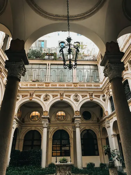 Milan 'ın enerjisini, moda başkentindeki ikonik Duomo ve günlük hayatın yer aldığı bu fotoğraflarla yakalayın. Bu fotoğraf koleksiyonu, Milan 'ın Duomo katedrali ve hareketli şehir caddeleri de dahil olmak üzere en önemli anlarını sergiliyor..