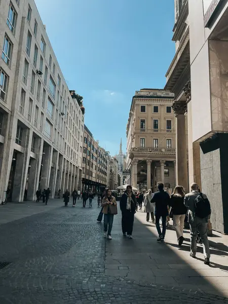 Milan 'ın enerjisini, moda başkentindeki ikonik Duomo ve günlük hayatın yer aldığı bu fotoğraflarla yakalayın. Bu fotoğraf koleksiyonu, Milan 'ın Duomo katedrali ve hareketli şehir caddeleri de dahil olmak üzere en önemli anlarını sergiliyor..