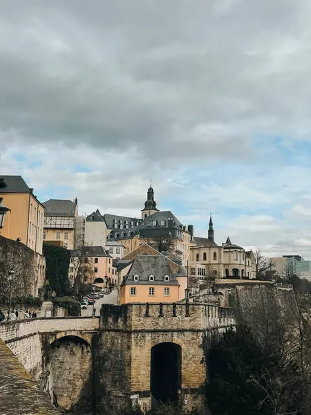 Lüksemburg 'un büyüleyici sokaklarını gezmek ve tarihi mimarisinin güzelliğini emmek.. 