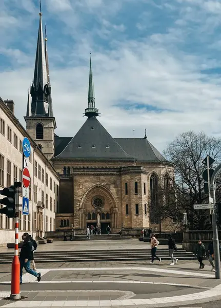 Lüksemburg 'un büyüleyici sokaklarını gezmek ve tarihi mimarisinin güzelliğini emmek.. 