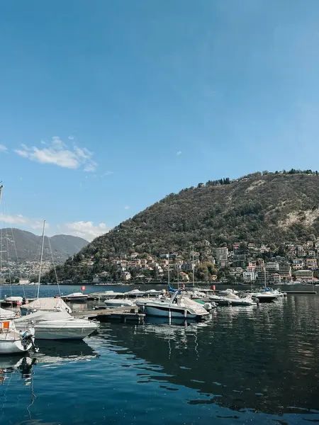 Como Gölü 'nün güzelliğini bu seyahat fotoğraflarıyla keşfetmek, sakin sularını, büyüleyici göl kentleri ve pitoresk manzaralarını sergilemek. Bu fotoğraflar, bu İtalyan varış yerinin huzurlu cazibesine bir göz atmamızı sağlıyor..