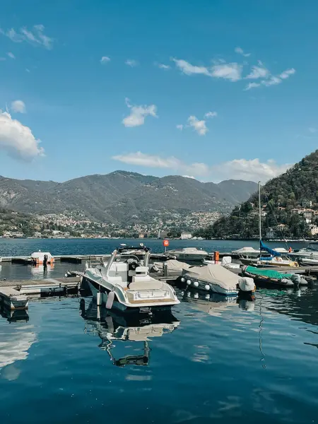 Como Gölü 'nün güzelliğini bu seyahat fotoğraflarıyla keşfetmek, sakin sularını, büyüleyici göl kentleri ve pitoresk manzaralarını sergilemek. Bu fotoğraflar, bu İtalyan varış yerinin huzurlu cazibesine bir göz atmamızı sağlıyor..