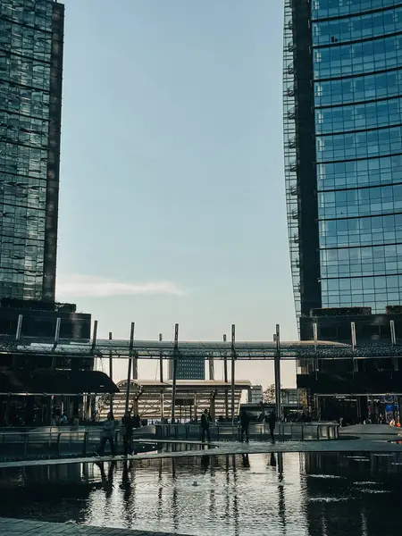 Milan 'ın enerjisini, moda başkentindeki ikonik Duomo ve günlük hayatın yer aldığı bu fotoğraflarla yakalayın. Bu fotoğraf koleksiyonu, Milan 'ın Duomo katedrali ve hareketli şehir caddeleri de dahil olmak üzere en önemli anlarını sergiliyor..