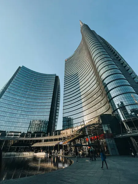 Milan 'ın enerjisini, moda başkentindeki ikonik Duomo ve günlük hayatın yer aldığı bu fotoğraflarla yakalayın. Bu fotoğraf koleksiyonu, Milan 'ın Duomo katedrali ve hareketli şehir caddeleri de dahil olmak üzere en önemli anlarını sergiliyor..