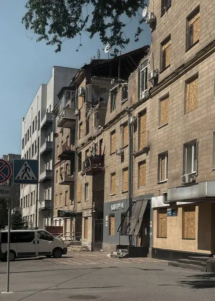 stock image Witness the devastating impact of war in Kharkiv through this collection of photos, depicting ruined buildings and the aftermath of Russian aggression. These images serve as a stark reminder of the human cost and destruction caused by the war. 