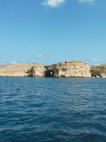 Malta 'nın Mavi Göl' ünün nefes kesici güzelliği bu çarpıcı fotoğraflarla, masmavi sularla, engebeli kayalıklarla ve parlak güneşle. Kendinizi cennet manzarasına daldırın ve bu görüntülerin sizi dinginlik ve doğal harikalar cennetine götürmesine izin verin..