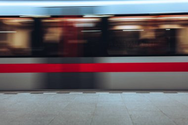 Prag 'ın metro istasyonu ve öğlen treni geçiyor.