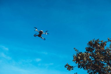 Gökyüzünde uçan küçük bir dron.