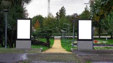 Şehir parkında iki pano.