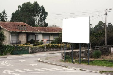 Sokak reklam panosunun yönünü işaretle.