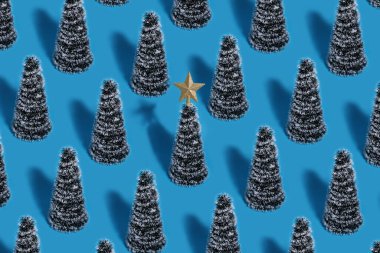 Ortasında altın yıldız olan bir ağaç olan yeşil Noel ağacı deseni. Yeni yıl konsepti
