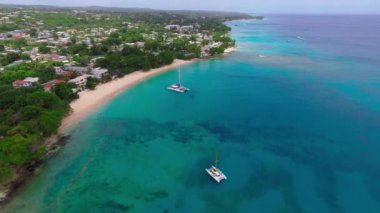 Karayip adasının kıyısında bir parti teknesine atlamak. Huzurlu bulutlar tepemizde süzülürken kuşbakışı sona ereriz..