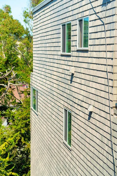木の板木の家太陽と木と葉の背景と青い空の真昼か午後遅く屋根の見えない家 — ストック写真