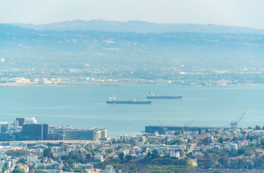San Francisco Körfezi 'nde tekneleri, şehirleri ve evleri güneş altında evleri okyanusları ve puslu bir geçmişi olan uzak mesafeli puslu bir geçmişi olan komşuları var.