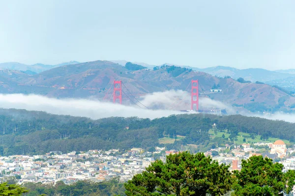 Golden Gate Bridge Distance Fog Shadowy Mountains City Houses Neighborhoods — Stock Photo, Image